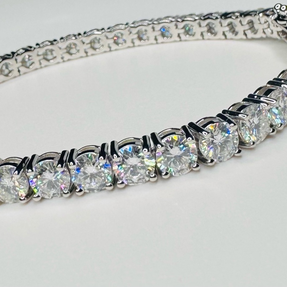 MOISSANITE 20 Carat 18K White Gold Tennis Bracelet
GRA CERTIFIED - Picture 4 of 4